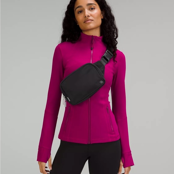 NWT [Lululemon] Large Everywhere Belt Bag in Black 🖤 - Picture 11 of 12